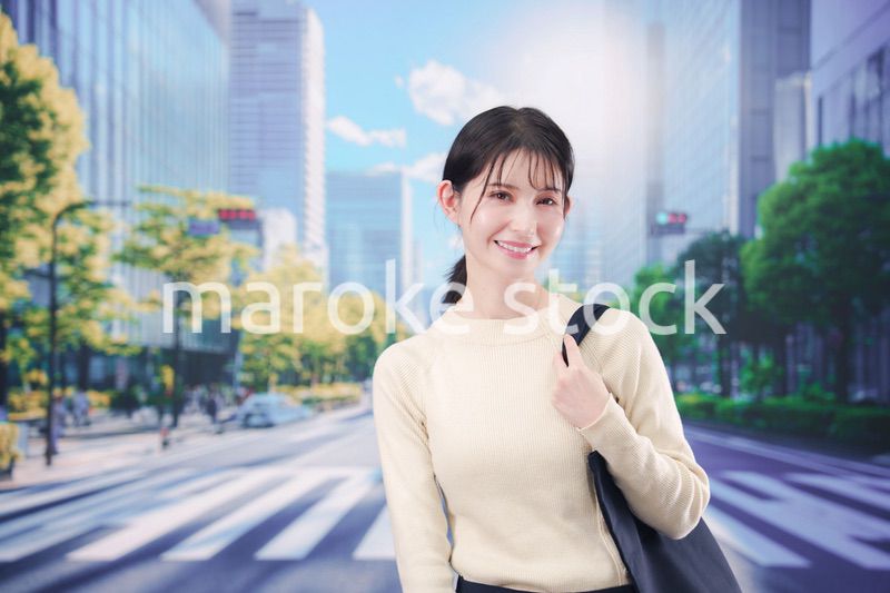 東京の都会を歩く若い女性