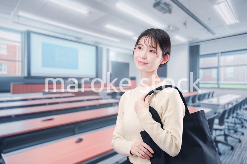 大学の教室に入る若い女子大生