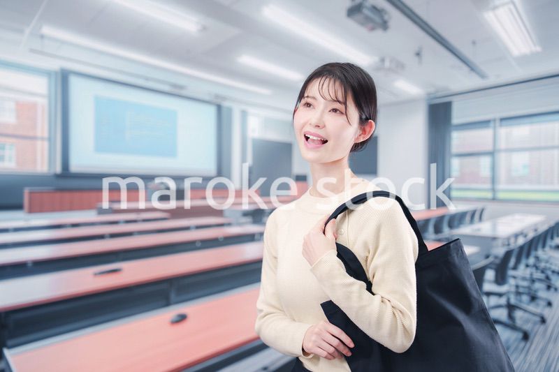 大学の教室に入る若い女子大生