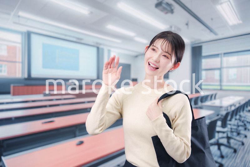 大学の教室に入る若い女子大生