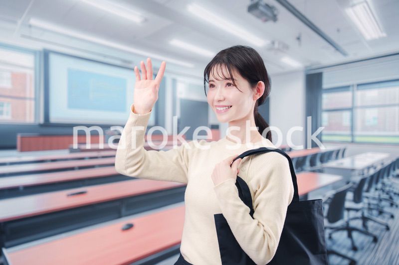 大学の教室に入る若い女子大生