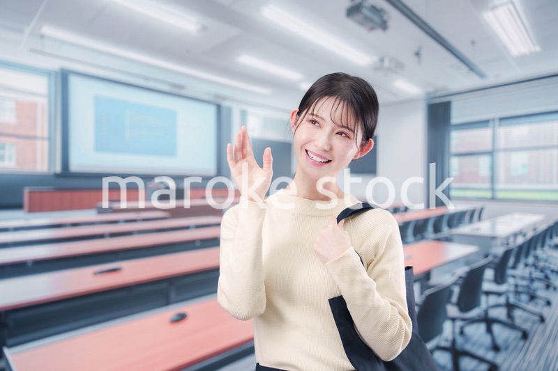 大学の教室に入る若い女子大生