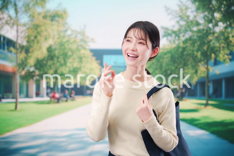 大学のキャンパスで過ごす若い女性