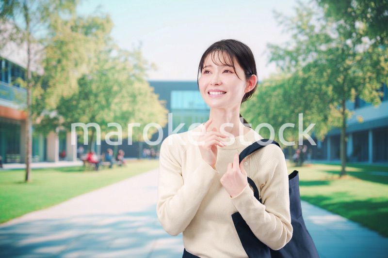 大学のキャンパスで過ごす若い女性