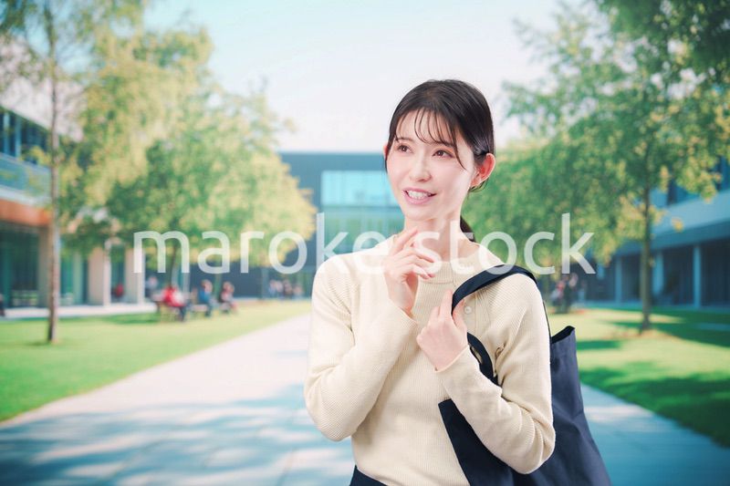 大学のキャンパスで過ごす若い女性