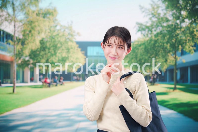 大学のキャンパスで過ごす若い女性