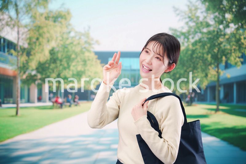 大学のキャンパスで過ごす若い女性