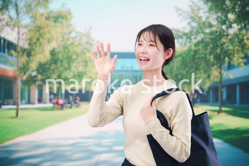 大学のキャンパスで過ごす若い女性