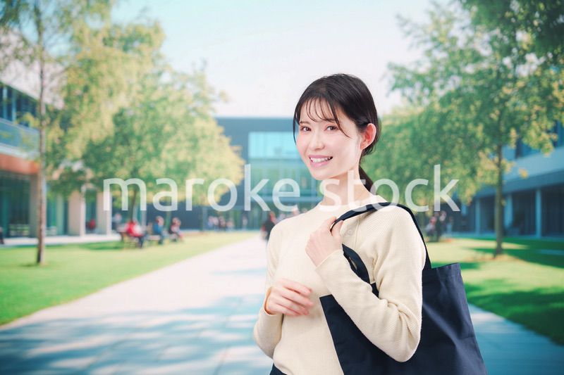 大学のキャンパスで過ごす若い女性