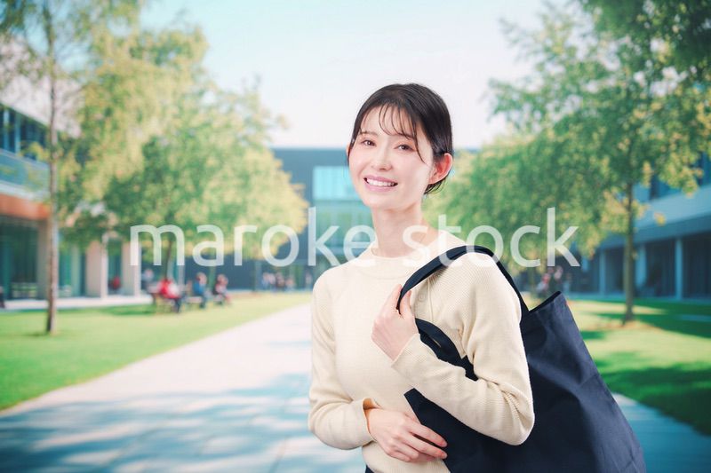 大学のキャンパスで過ごす若い女性