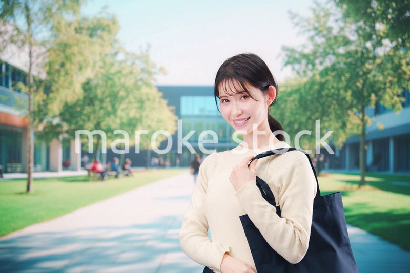 大学のキャンパスで過ごす若い女性