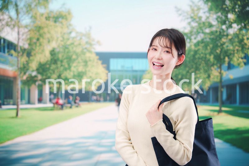 大学のキャンパスで過ごす若い女性