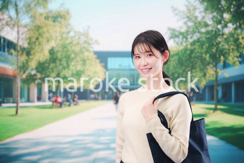 大学のキャンパスで過ごす若い女性