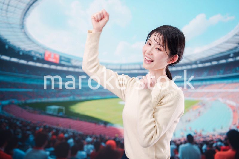 スタジアムで応援をする若い女性