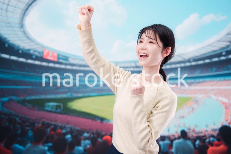 スタジアムで応援をする若い女性
