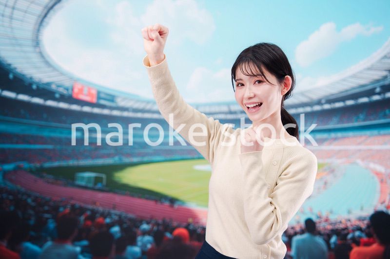 スタジアムで応援をする若い女性