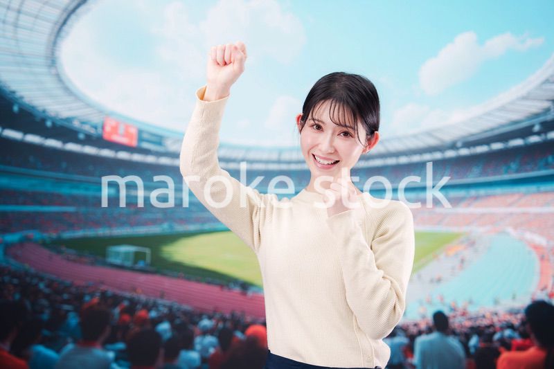 スタジアムで応援をする若い女性