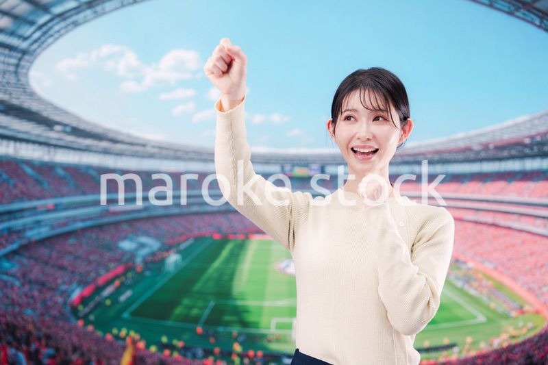 スタジアムで応援をする若い女性