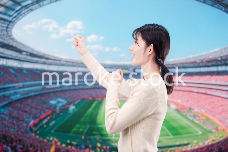 スタジアムで応援をする若い女性