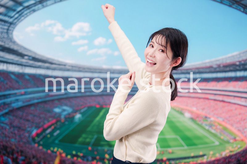 スタジアムで応援をする若い女性