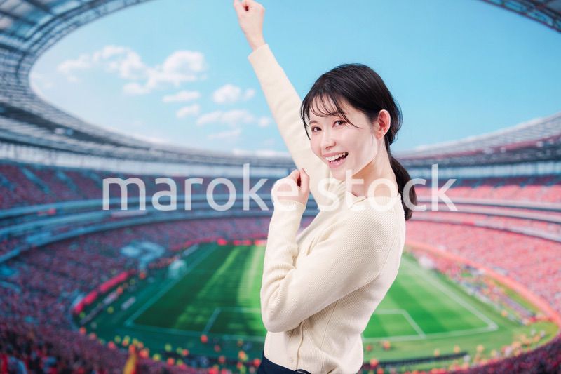 スタジアムで応援をする若い女性