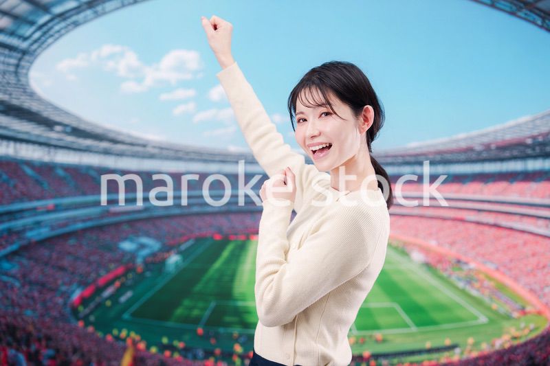 スタジアムで応援をする若い女性