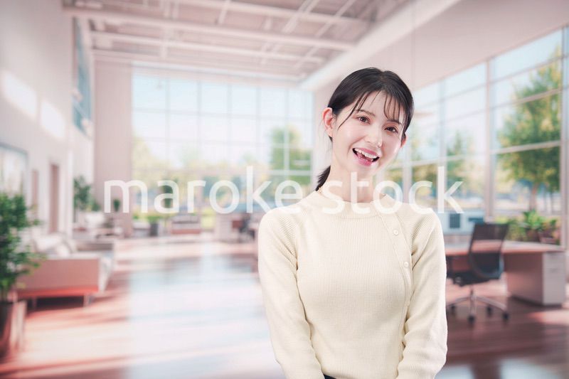 明るいオフィスで働く若い女性スタッフ