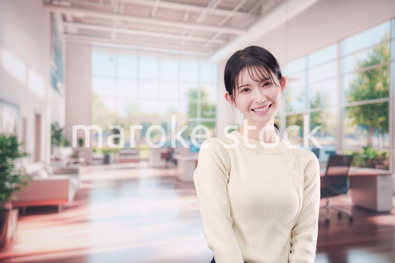 明るいオフィスで働く若い女性スタッフ