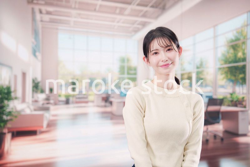 明るいオフィスで働く若い女性スタッフ