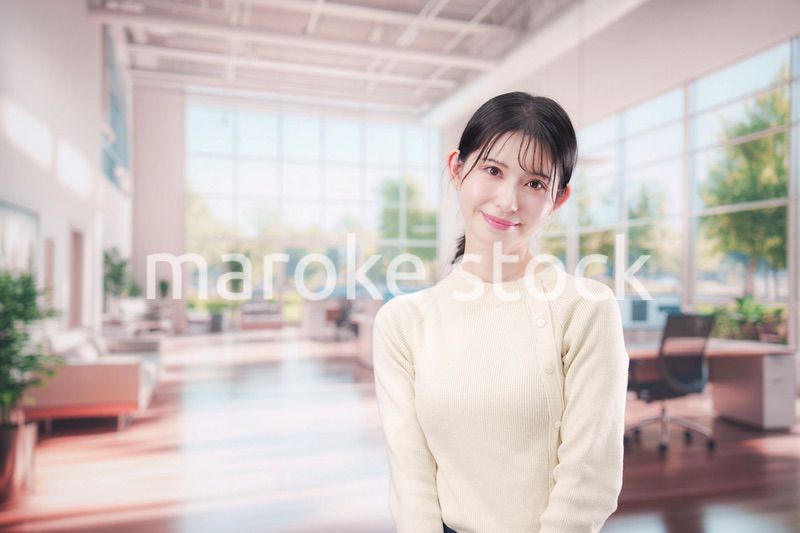 明るいオフィスで働く若い女性スタッフ