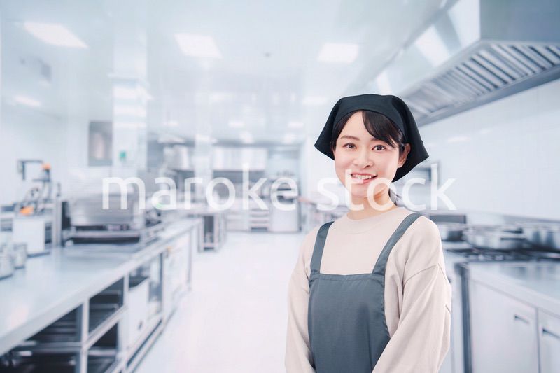 厨房で働く調理師の女性