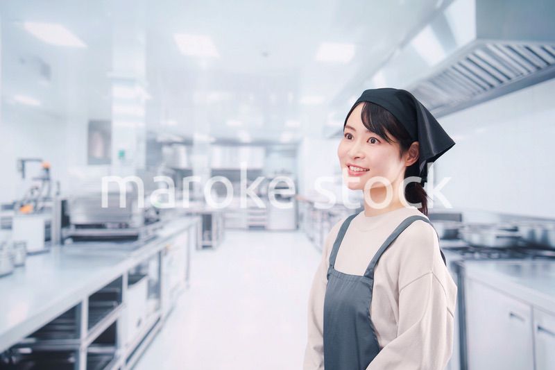 厨房で働く調理師の女性