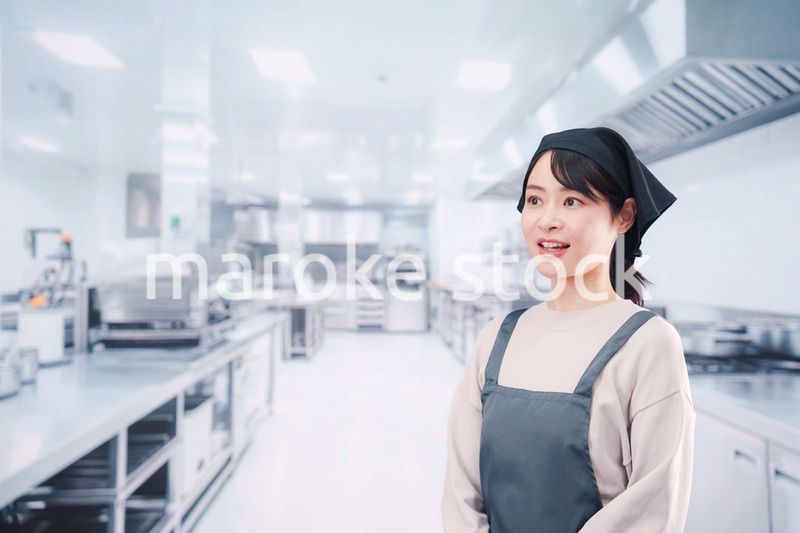 厨房で働く調理師の女性