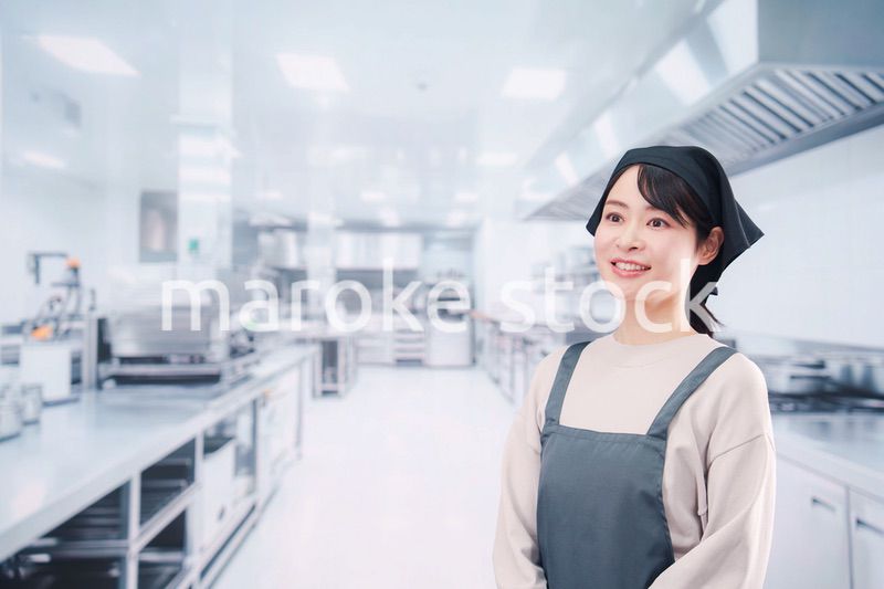 厨房で働く調理師の女性