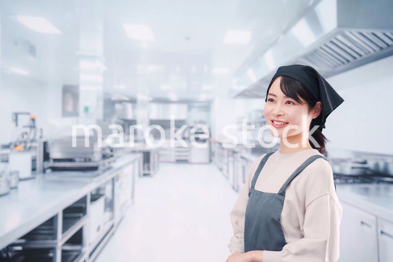 厨房で働く調理師の女性