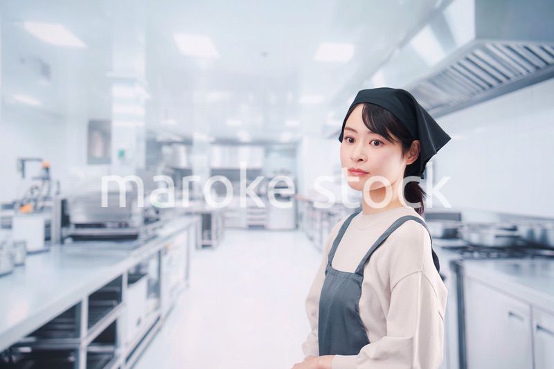 厨房で働く調理師の女性