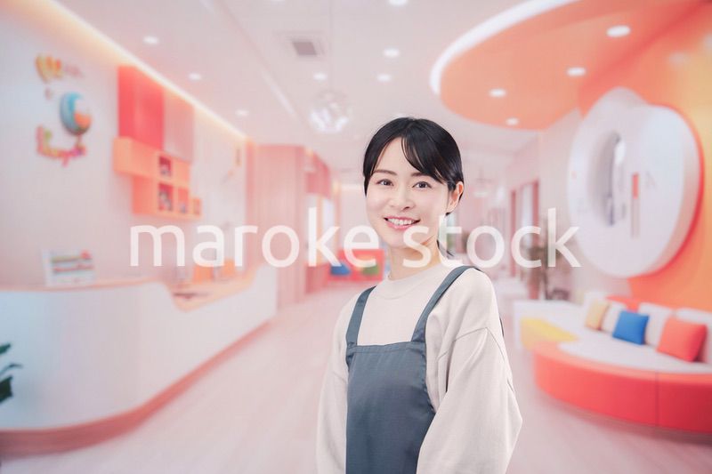 保育施設で働く若い女性