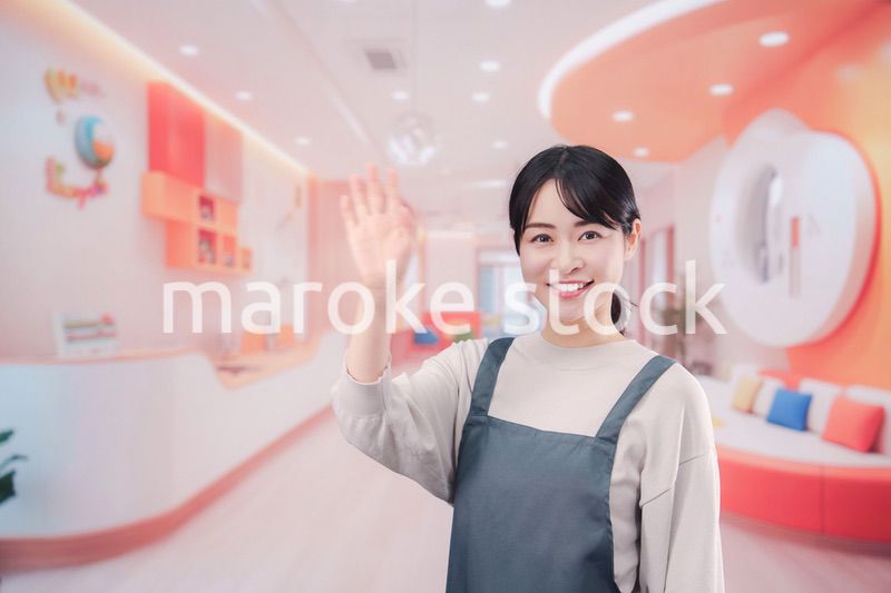 保育施設で働く若い女性