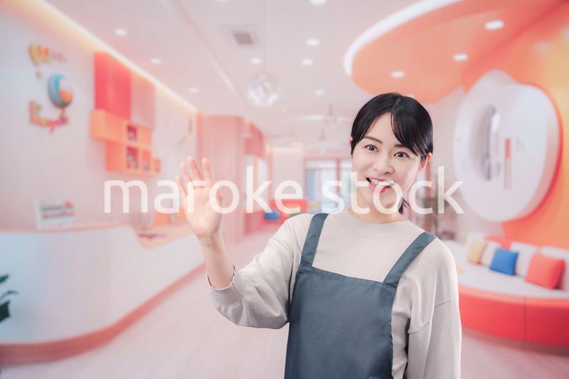 保育施設で働く若い女性