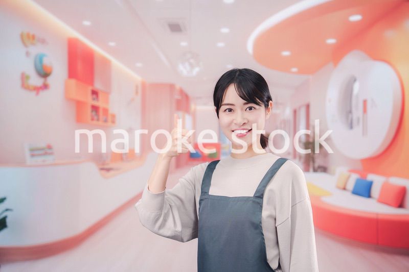 保育施設で働く若い女性