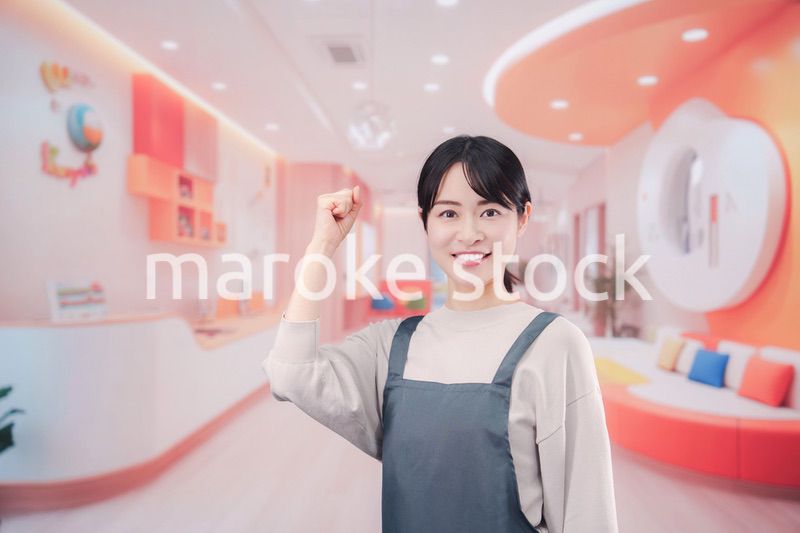 保育施設で働く若い女性