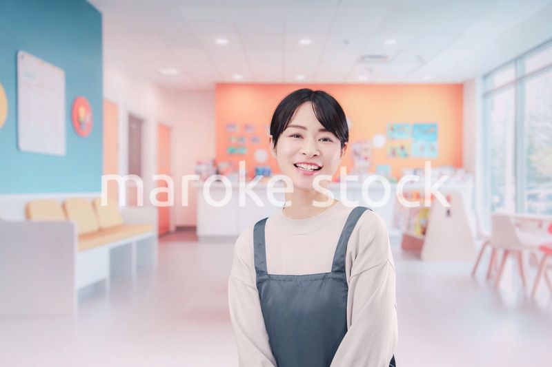 保育施設で働く若い女性