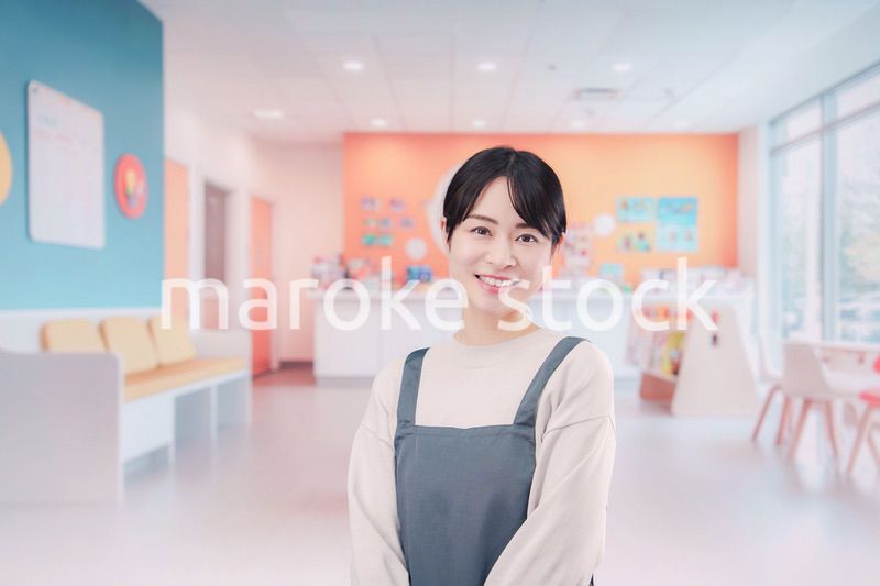 保育施設で働く若い女性