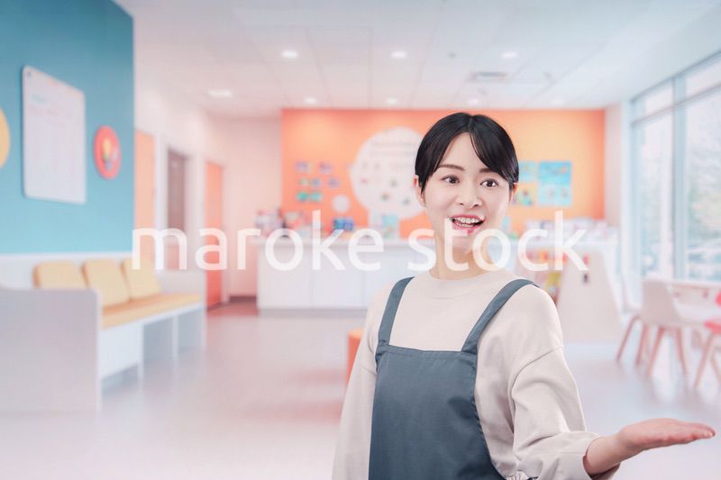 保育施設で働く若い女性