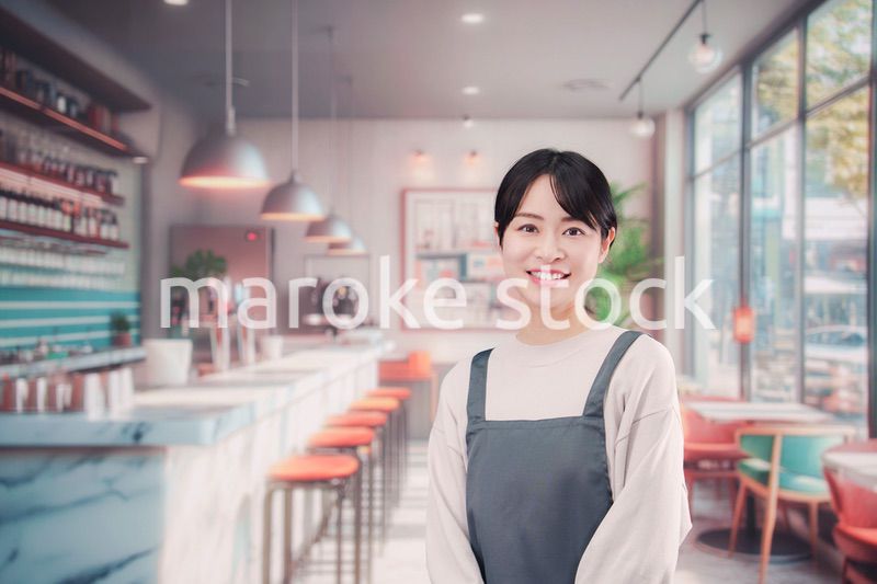 バーでホールスタッフとして働く若い女性