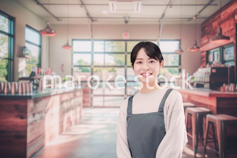 バーでホールスタッフとして働く若い女性