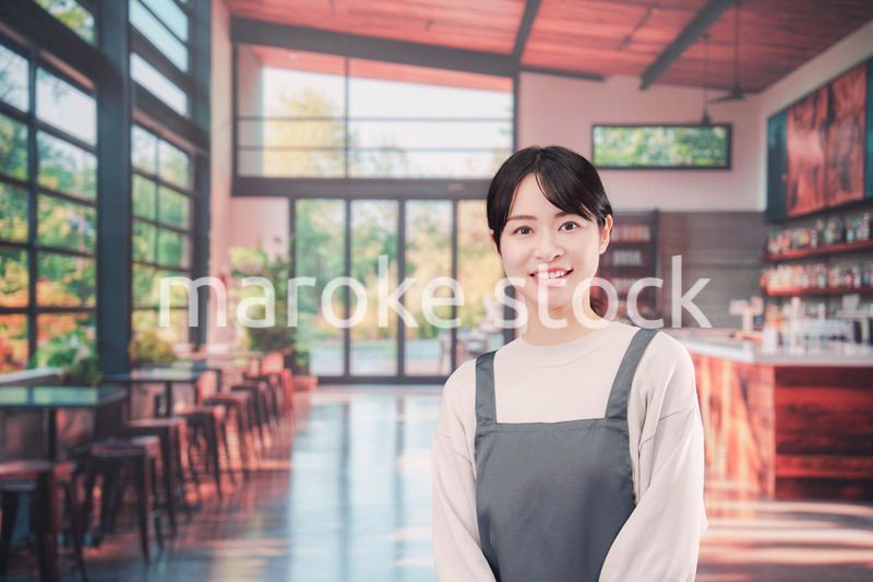 バーでホールスタッフとして働く若い女性