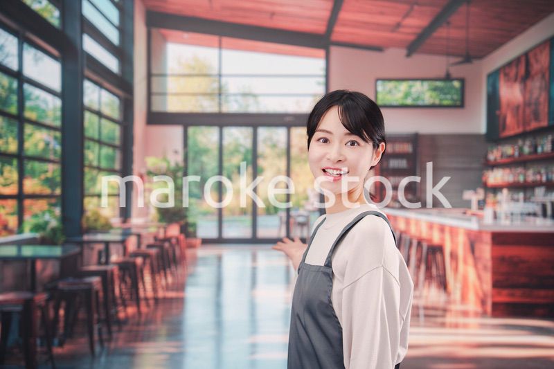 バーでホールスタッフとして働く若い女性