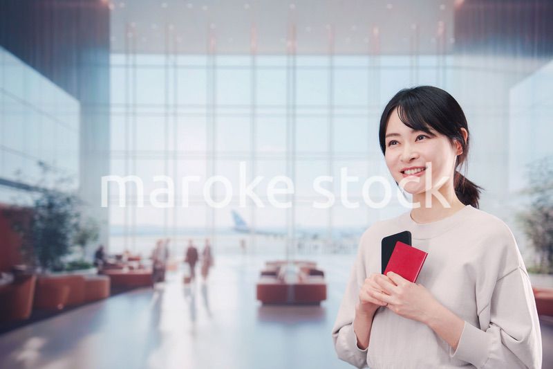 海外旅行に出発する若い女性