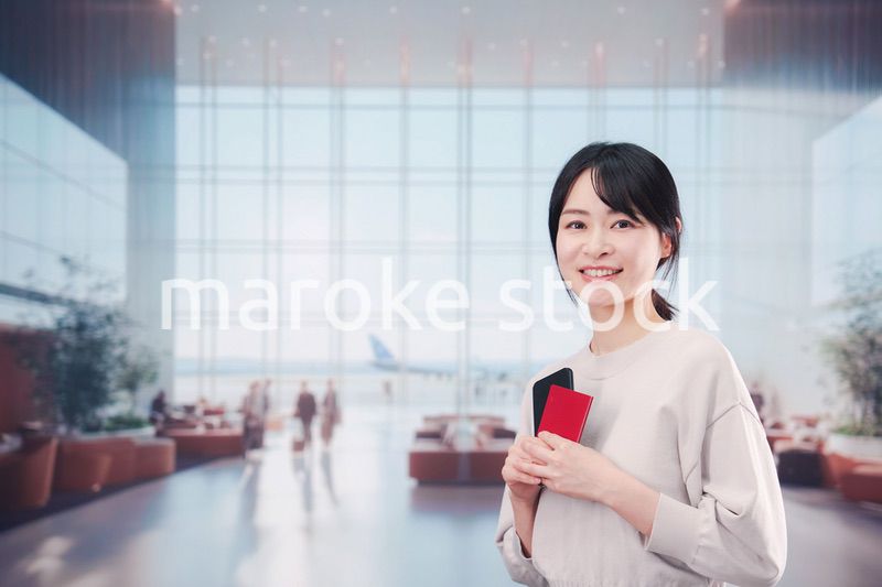 海外旅行に出発する若い女性